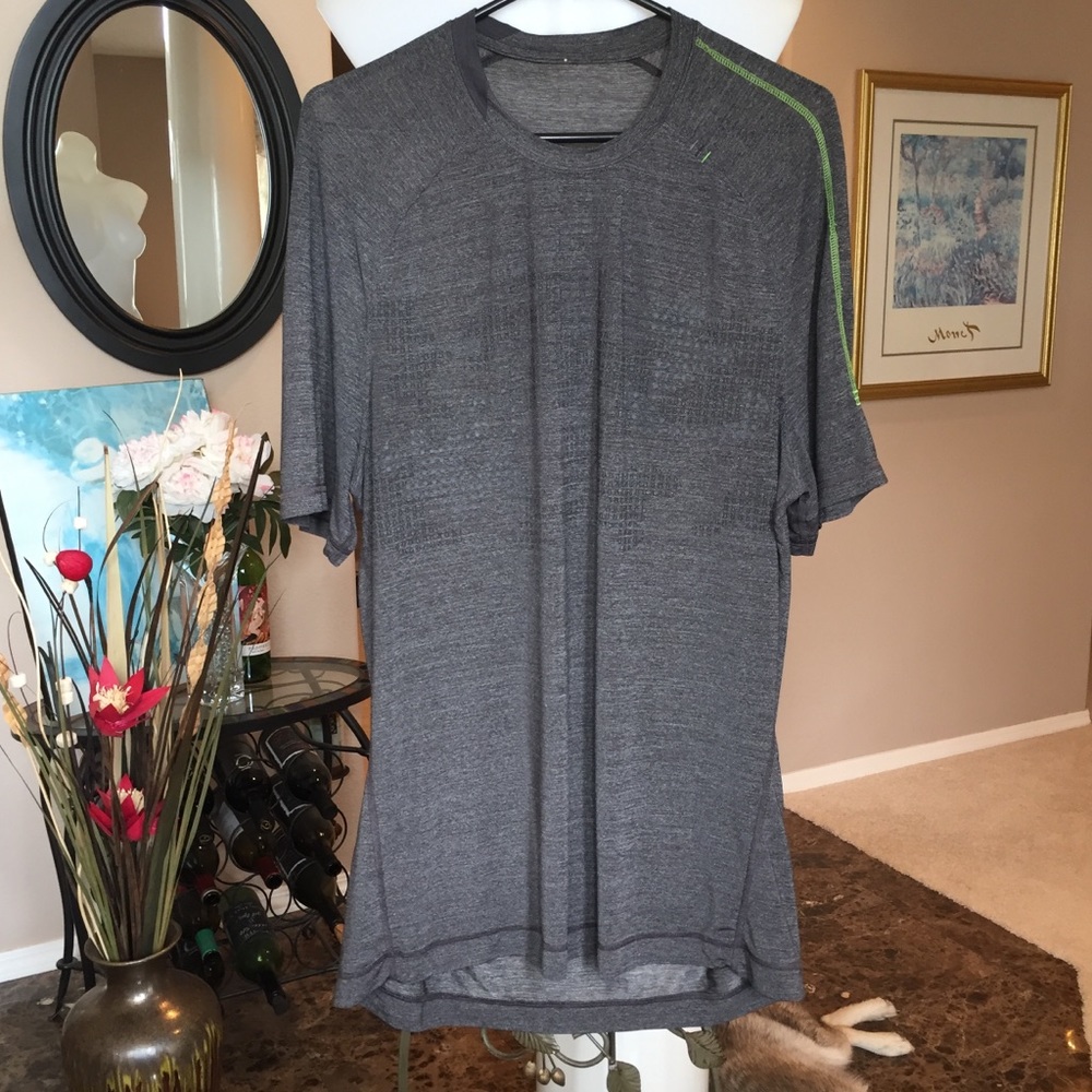 Men’s lululemon Shirt *See measurements*